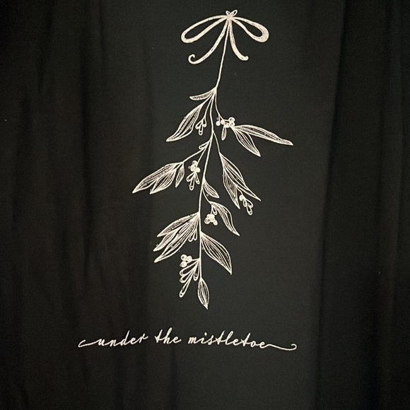Black Christmas/winter tee ‘underneath the mistletoe’ - Picture 2 of 3